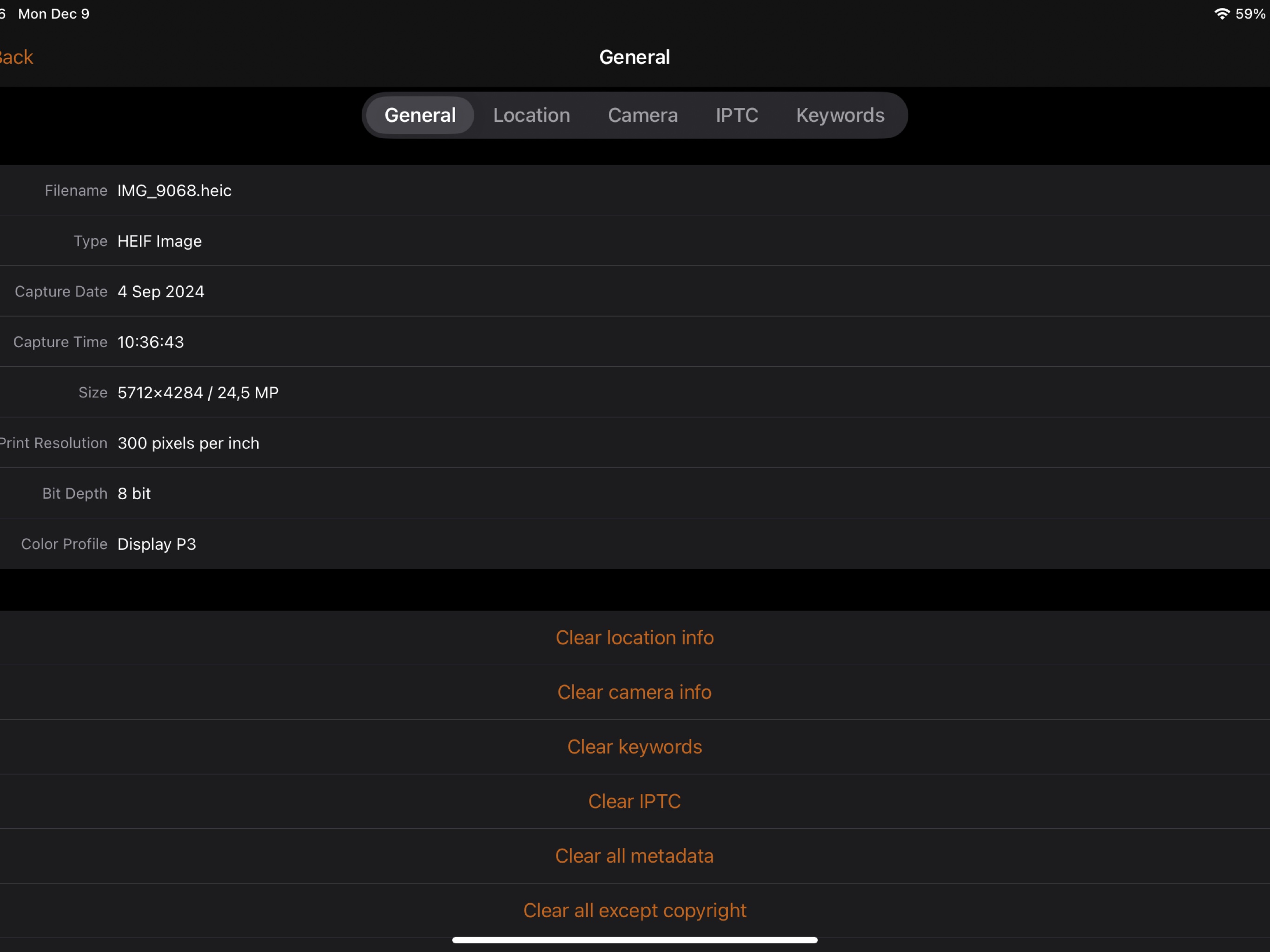 iSize on iPad: viewing and editing image metadata, with options to clear location, camera info, keywords, and IPTC