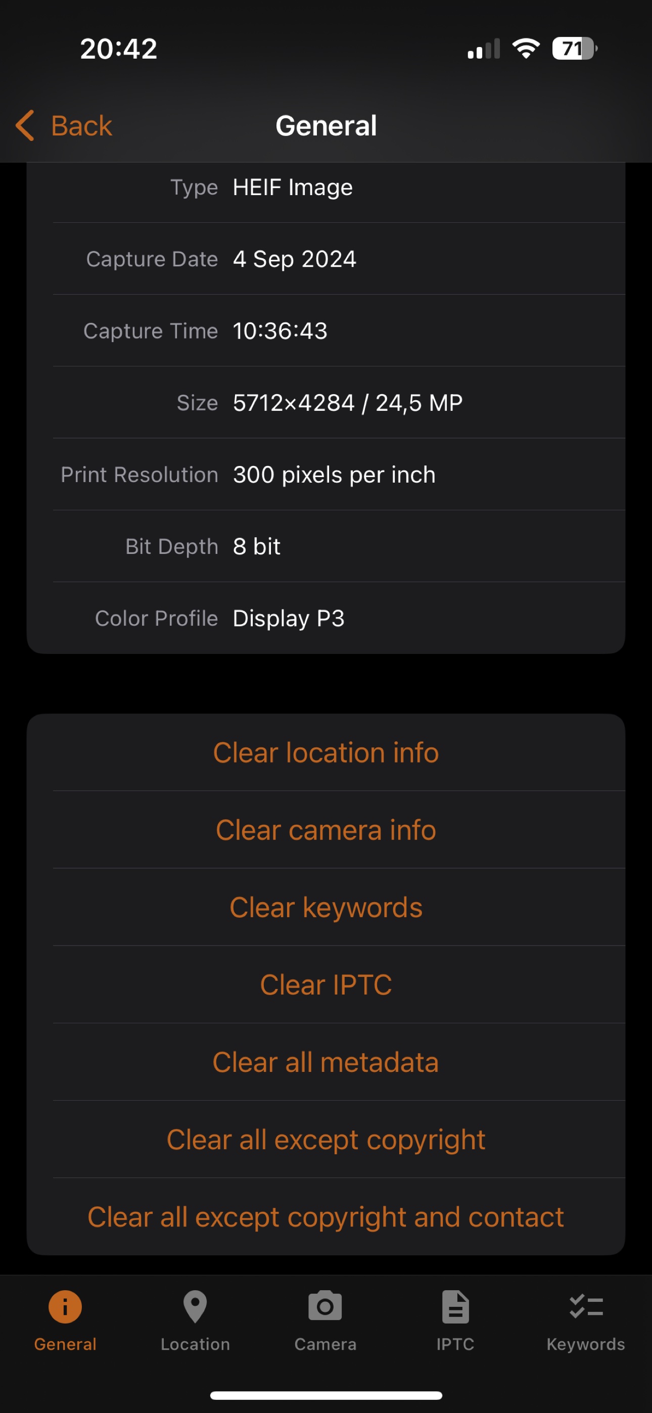 iSize on iPhone: viewing and editing image metadata, with options to clear location, camera info, keywords, and IPTC