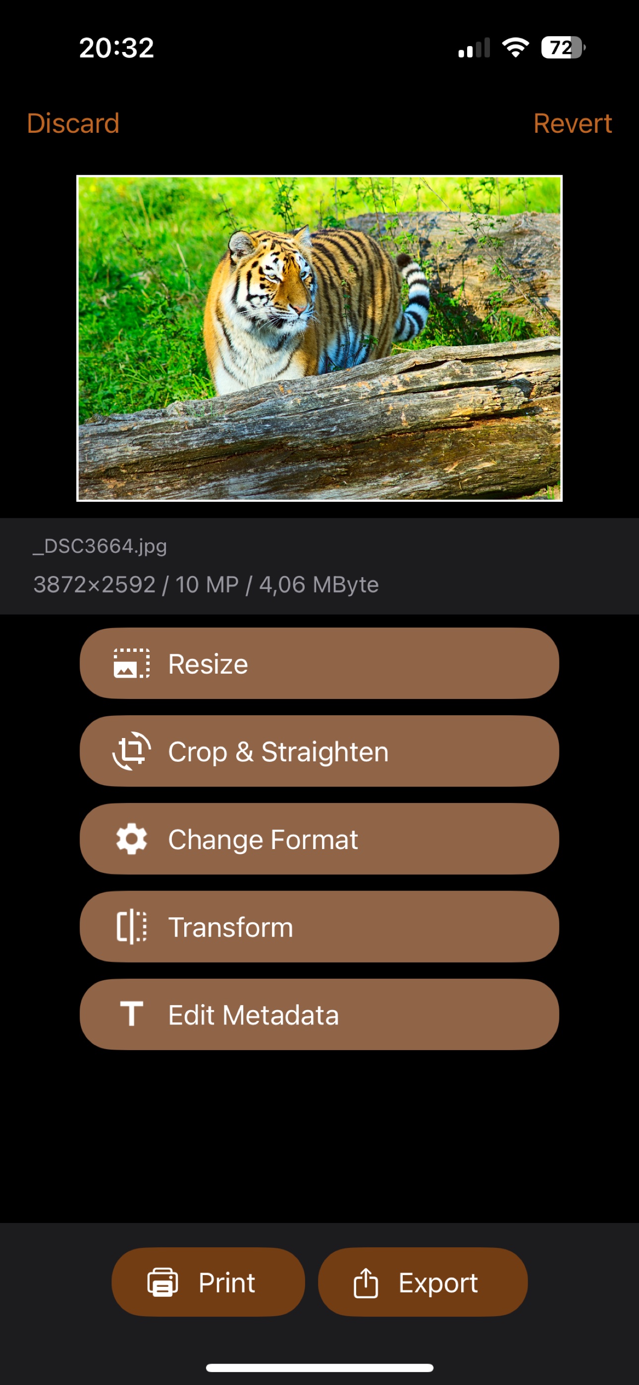 iSize on iPhone: single image editor with resize, crop and straighten, change format, transform, and edit metadata actions